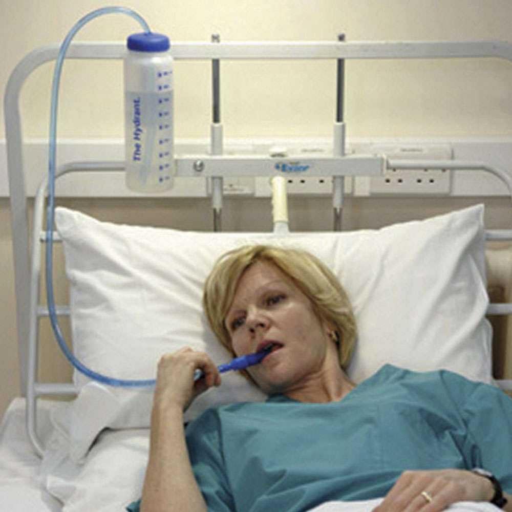 Biberon d&rsquo;hydratation avec tube — Boire sans effort au lit ou au fauteuil