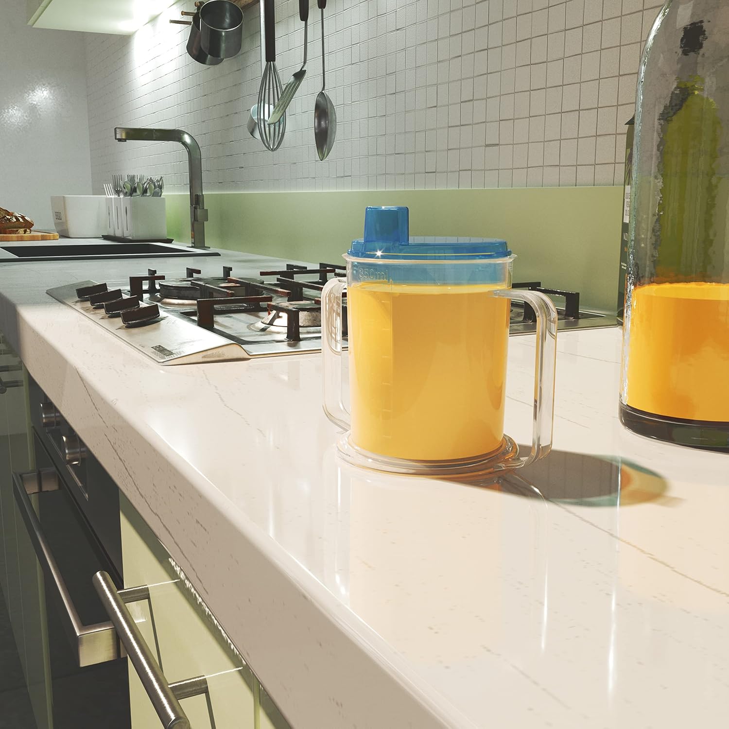 Tasse ergonomique avec bec verseur anti-éclaboussures — Solution adaptée pour troubles de la préhension