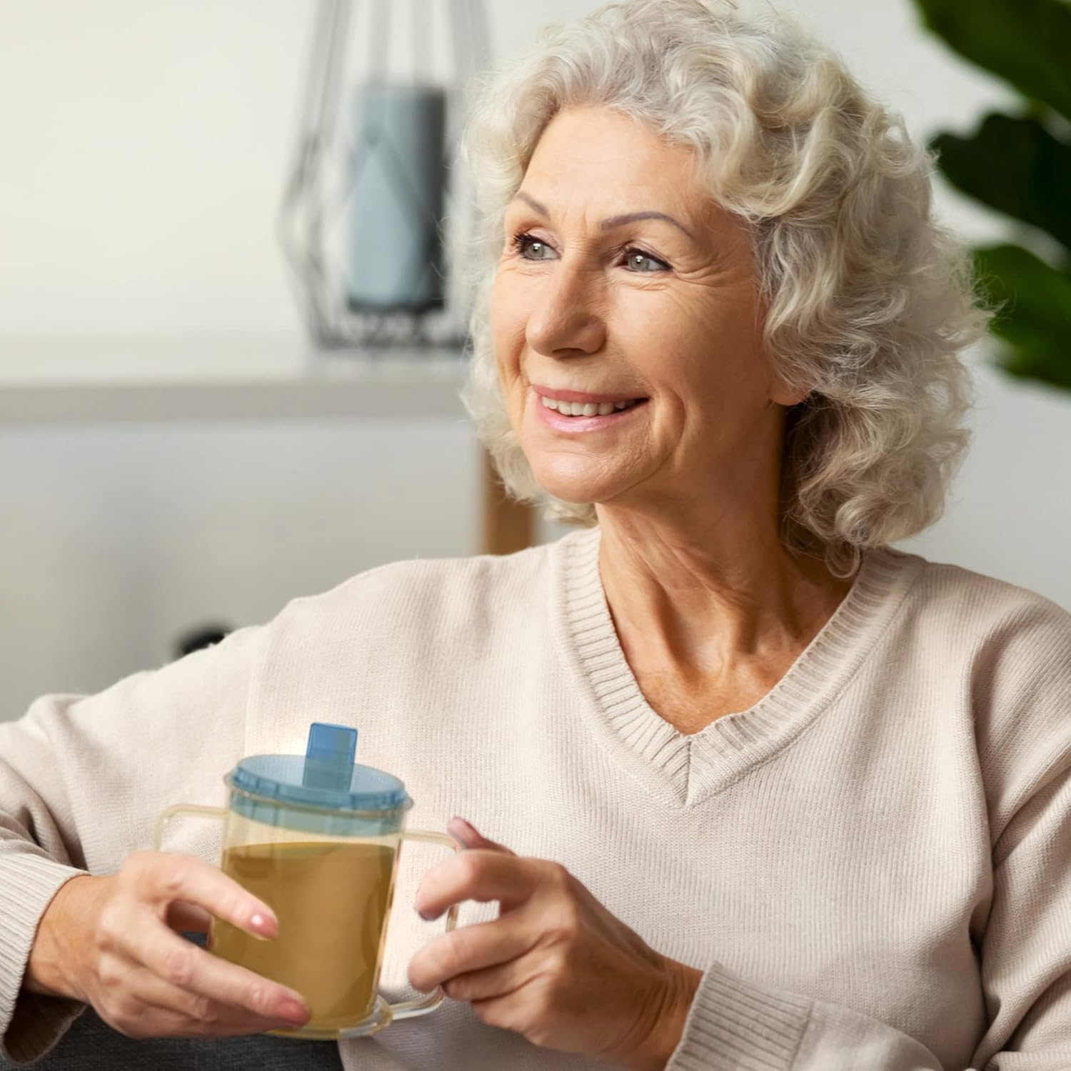 Tasse ergonomique avec bec verseur anti-éclaboussures — Solution adaptée pour troubles de la préhension