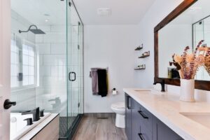 Adapter une salle de bain pour personne âgée ou handicapée — Le guide complet 2026